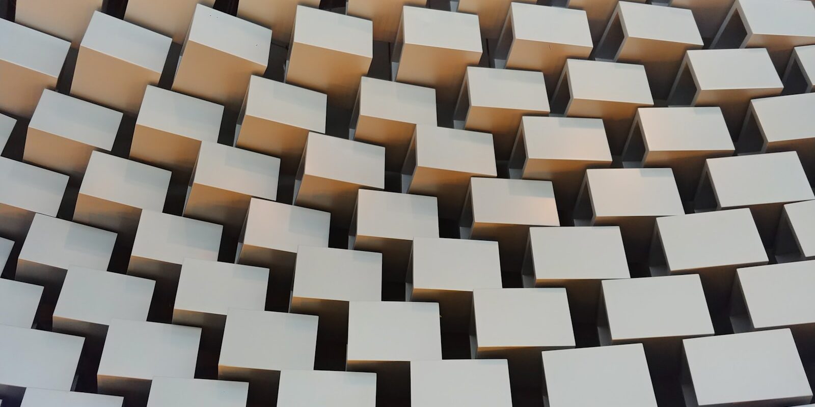 Abstrakt 3D-mönster av vita kuber i rutnät med skuggor, modern geometrisk bakgrund