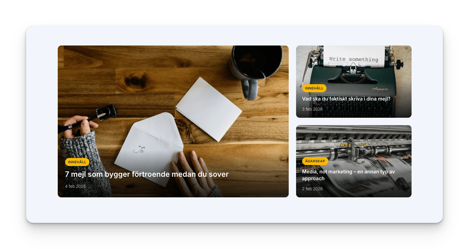 Översiktsbild av bloggkort om mejlskrivande, med kuvert, penna och kaffemugg på träbord samt två artiklar till höger